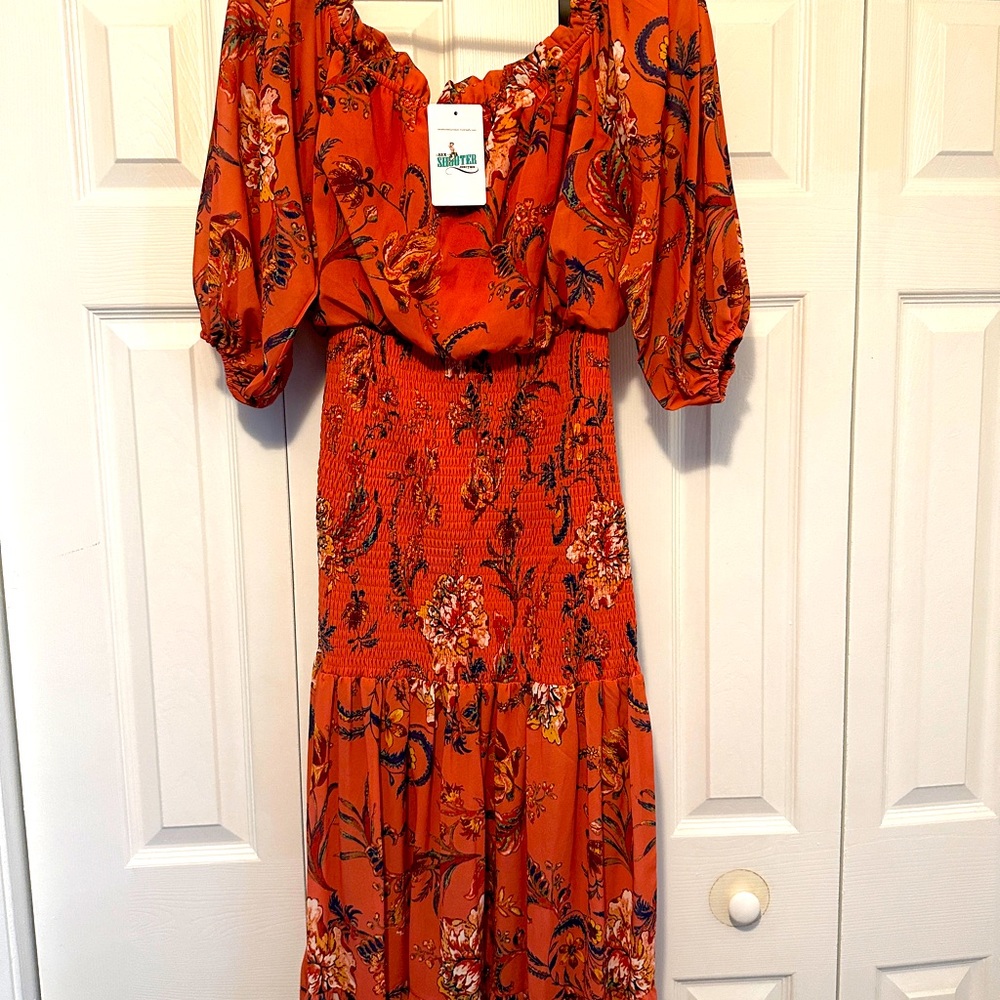 Stunning mid sleeve off the shoulder maxi dress. Has a beautiful paisley print.